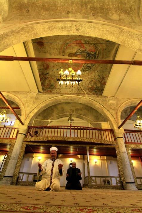 En son 1996 ylnda meydana gelen depremde byk hasar gren caminin tadilat srasnda, kiliseyken var olan Hazreti sa ve havarilerinin figrlerinin ortaya ktn ifade eden Bayraktutar, "Tokat Vakflar Blge Mdrl tarafndan 2007-2008 yllarnda yaplan restorasyonda bu figrler aslna uygun olarak dzenlendi. badethanemiz, ana kubbedeki Hazreti sa ve havari figrleri, ahaplardaki Hristiyan figrleri ile zengin bir ibadethane" dedi.