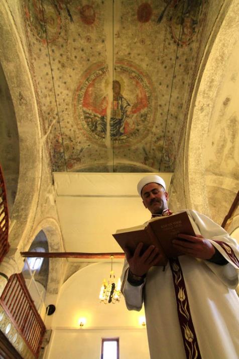 Figrler namaz klnrken perde ile rtlyor