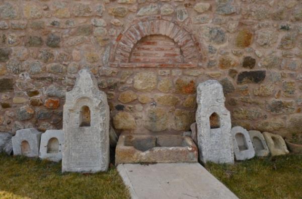 Cami imam Bayraktutar, camide namaz klnaca zaman ana kubbedeki elektronik perde sistemiyle figrlerin rtldn, ziyaretiler geldii zaman ise perdenin aldn kaydetti.