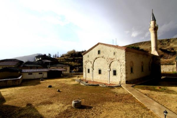 Bayraktutar, ibadethaneye 1928 ylnda mihrap eklendiini, caminin 1939, 1941 ve 1943 yllarnda meydana gelen depremlerde byk hasar grdn bildirdi.