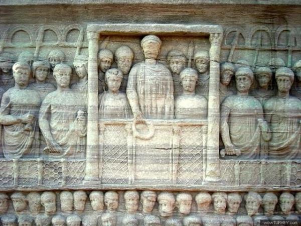 Blgede gvenlik salanmas ve hac adaylarnn gven iinde seyahatlerinin gerekletirilebilmesi iin ?kaynaklara gre- dokuz valye Fransa'da , Champagne blgesinde , Hugues de Payns nderliinde toplanmlardr.