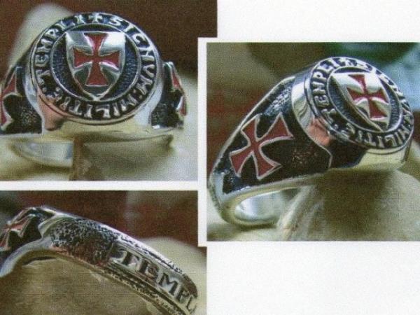 Tarikatn ezoterik ynnn bir baka gstergesi de inisiyasyon trenleridir. Bu trenler btn ezoterik topluluklarda grlen trenlere benzemektedir.