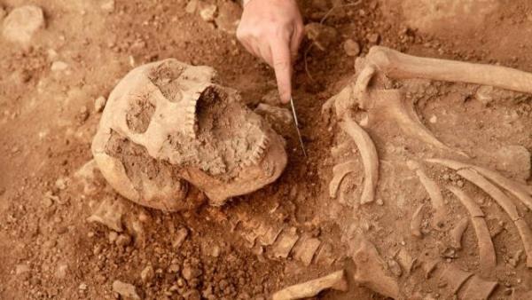 Tarikatn ezoterik karakteri mhrnde de grlmektedir. Ayn ata binmi iki valye eklindeki bu mhr deiik aratrmaclar tarafndan deiik ekillerde yorumlanmtr.