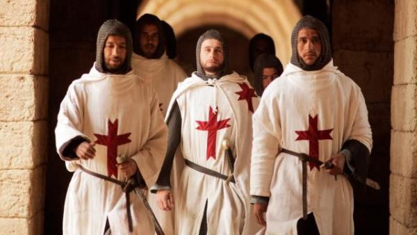 Tapnaklar ayrca hem katlanlardan gelen gelirle hem balarla iyice de zenginlemilerdi. Bunun dnda sylentilere gre Tapnaklar civardaki Mslmanlardan da para almaktaydlar.