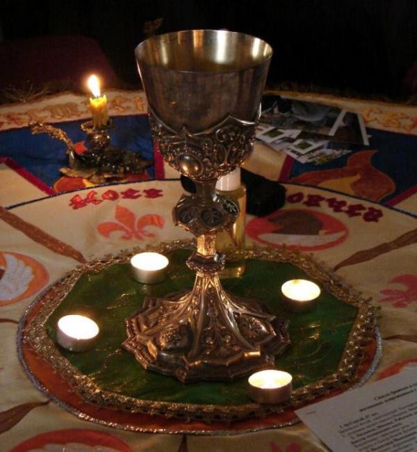 Baz aratrmaclar bu sembol birbirini kollayan iki valye olarak yorumlarken bazlar da bunu tarikatn ilk yllarndaki fakirliini belirttiini iddia etmilerdir.