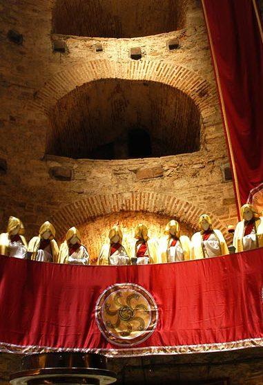 Tarihin en gizemli topluluklarndan biri de hi kukusuz Tapnaklar'dr. Franszca'da "Templiers" , ngilizce'de "Templars" olarak adlandrlan bu valyelerin gizemi gnmzde de varln korumaktadr.