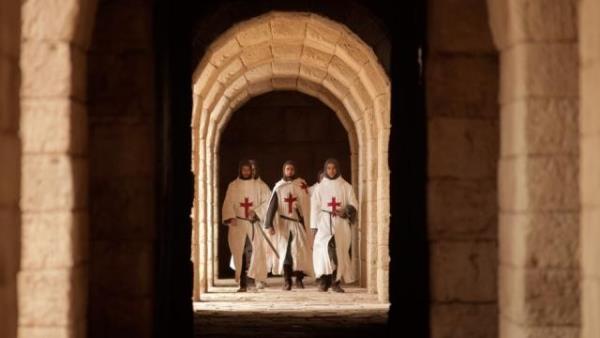 Belli bir ama iin kutsal topraklarda toplanan Tapnak valyelerin Fransa'da tarikatn varln srdrmelerine iin hibir neden yoktu. Artk tarikat mrn tamamlamt. Ancak valyeler bunu kabul etmek bir yana zenginlikleri ile ayrcalkl bir konumda varlklarn srdryordu.