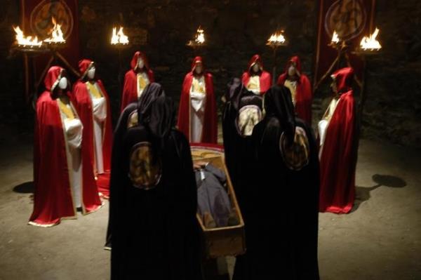 Ancak zaman iinde baz topluluklar Yahya'y sa'dan daha nemli tutmular hatta bu dncelerini alar boyu, sa betimlemelerinde aslnda Yahya'y resmederek srdrmlerdir.