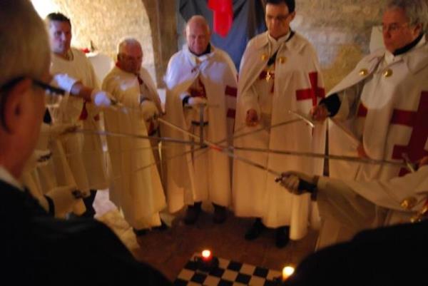 Aslnda bu mhr , Saint Bernard'n da "arpma iki ynldr, yeryznde ve gkyznde" eklinde belirttii gibi , misyonun maddi ve manevi olan iki ynn temsil etmektedir. Bir baka deyile grnteki amalar Kutsal Topraklara giden haclara yardm etmek olan tarikatn aslnda bir de ruhsal bir amac vard.