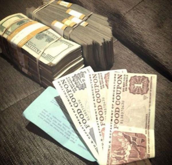 Yaklak 140 milyon dolar serveti olduu sylenen nl boksr, lks arabalar, malikaneleri ve yapt inanlmaz harcamalarla internette en ok konuulan nller arasnda yer ald.