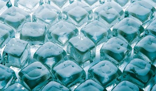 Buz kalplarnz su ile doldurmadan nce blmelere portakal, limon ve dilediiniz meyve paracklar yerletirirseniz dekoratif buzlar elde etmi olursunuz.