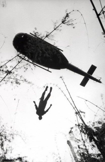 Vietnam Sava'nda helikopter zerinde vurulan asker yere derken... (1966)