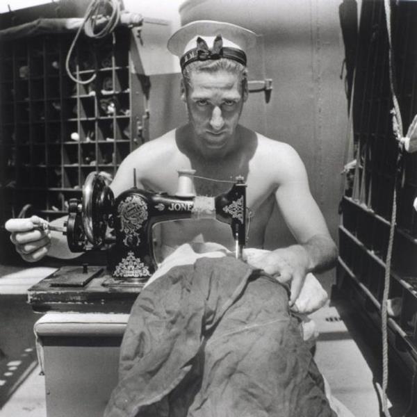 Erkekler ise kendi kyafetlerini kendileri dikiyorlar!