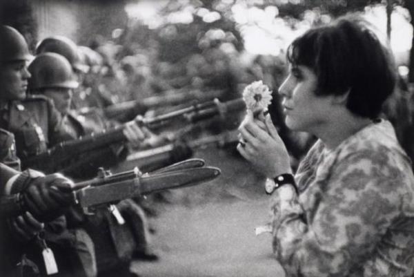 iekle sava protestosu eyleminin balang fotoraf. Amerikal bir kadn Washington'da Vietnam Sava'n protesto ediyor. (1967)
