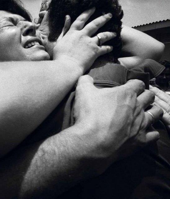 srail'de eve dn... Annenin oluna sarld bu fotoraf dnemin ikonik figrlerinden biri haline geldi. (1976)