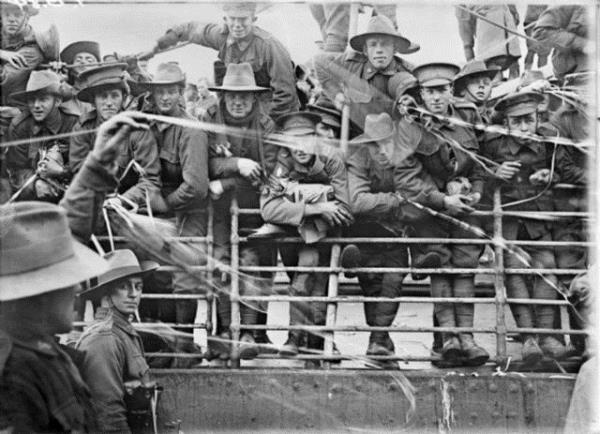 Bu fotoraf 1. Dnya Sava srasnda ekilmi. Aylar sren bir yolculuktan sonra Avustralya'dan gelen askerleri gryorsunuz. Yl, 1916