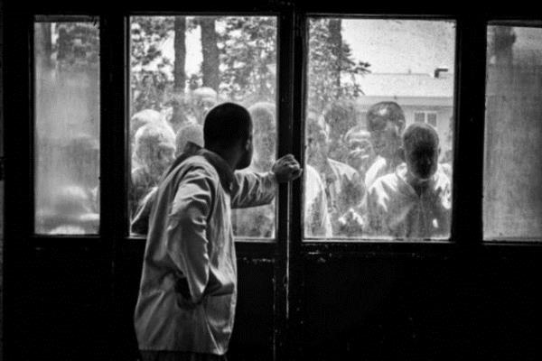 ranl bir fotoraf, youn uralar sonucu ilk kez Tahran Akl Hastanesi'ne girmeyi baard.