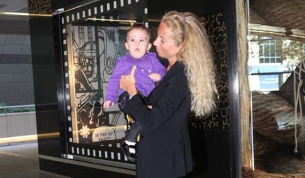 <p><b>Anadolu Grubu'nun Ynetim Kurulu Bakan Tuncay zilhan'n kz pek zilhan zkan'n kz: </b></p>    *Lal zkan (Resimde annesiyle beraber grlmekte)