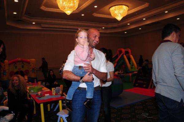 <p><b>Anadolu Grubu'nun Ynetim Kurulu Bakan Tuncay zilhan'n olu zzet zilhan'n ocuklar: </b></p>    *Emine zilhan (Resimde babasyla beraber grlmekte)   <p>*Ela zilhan</p>