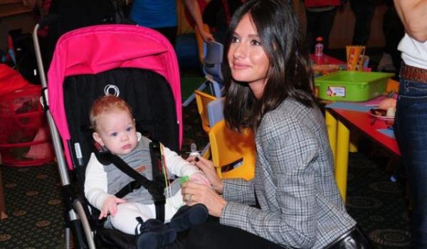 <p><b>zzet zilhan'n kz Ela zilhan ve annesi Yasemin Ergene</b></p>