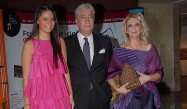 Selin Sarper ailesiyle bir davette...