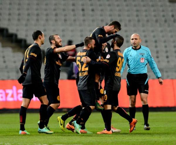 G.Saray'n Elazspor karsndaki 3. goln atan Sabri Sarolu, Twitter'da dnya gndemine girdi.