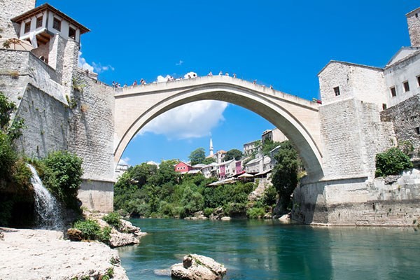 <b>Mostar Kprs</b>  <p>16. yzylda tamamlandktan 427 yl sonra 1993'te Bosna Sava srasnda yklan kpr savan sembollerinden biri haline gelmiti. Kpr 2004 ylnda onarlarak tekrar kullanma ald.</p>