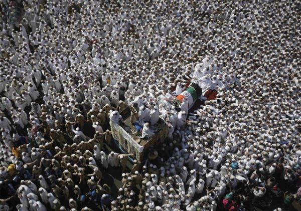 Mumbai'de, Dawoodi Bohra Mslmanlar, ruhani liderleri olan Syedna Muhammed Burhaneddin'in naan tayan aracn etrafnda youn bir kalabalk olutururken. DANISH SIDDIQUI/REUTERS