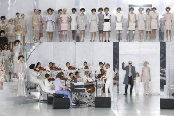 Alman tasarmc Karl Lagerfeld, Paris'te Fransz modaevi Chanel Haute Couture lkbahar / Yaz 2014 defilesinden sonra modelleri ile grnt verirken.BENOIT TESSIER / REUTERS