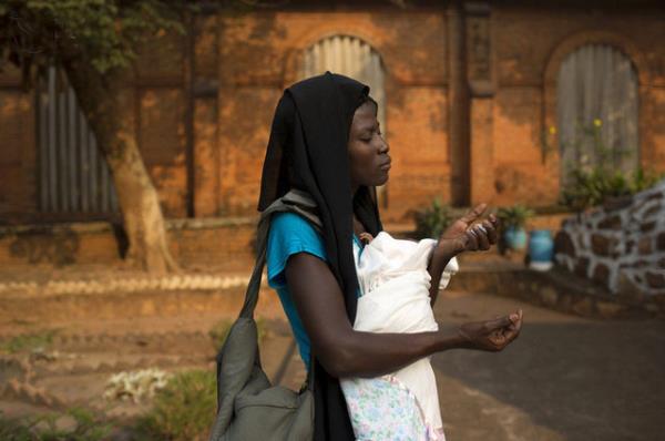 Bir kadn kucanda bebeiyle, bakenti Bangui olan Katolik katedral dnda bir trbe de dua ediyor. SIEGFRIED Modola / REUTERS
