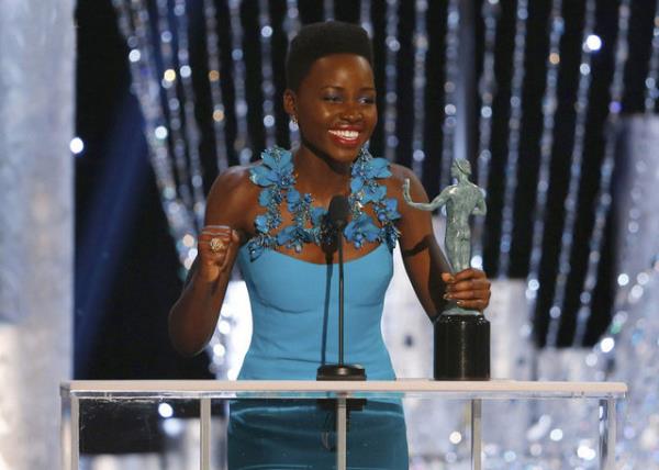 Lupita Nyong, Los Angeles'ta dzenlenen "Screen Actors Guild" dl Treninde 12 yanda bir kleyi canlandrd stn performansyla en iyi Yardmc Kadn Oyuncu dln kabul ederken. MIKE BLAKE / REUTERS