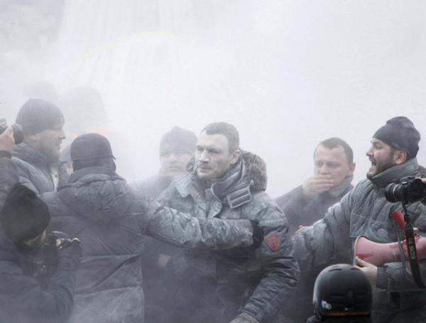 O Kiev'de bir Avrupa yanls bir provakatr, miting srasnda yangn sndrc pskrtr fakat muhalefet lideri Klitschko buna tepki verir. Gleb GARANICH / REUTERS