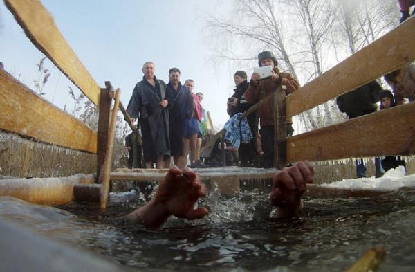 Bir adam Zadomlia ky yaknlarndaki buz gibi bir gle brakyor kendini. VASILY Fedosenko / REUTERS