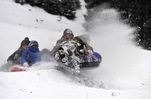 Turistler Hejing ilesinde, kayak merkezindeki dik bir yamatan aa kayarken N GNLK / REUTERS