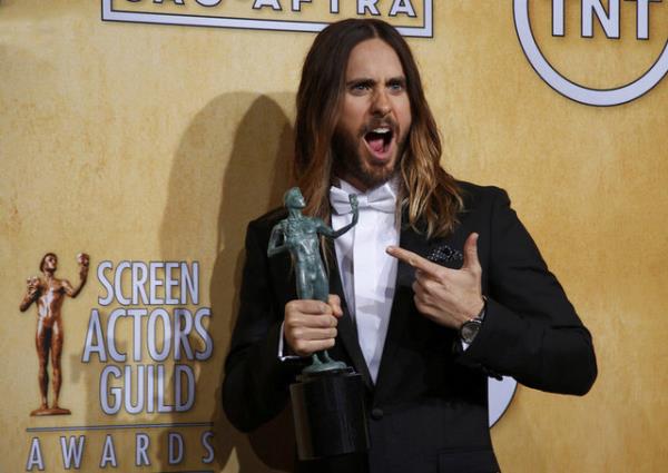 Jared Leto,Los Angeles'ta dzenlenen Screen Actors Guild dl Treninde dl ile poz veriyor. LUCY Nicholson / REUTERS