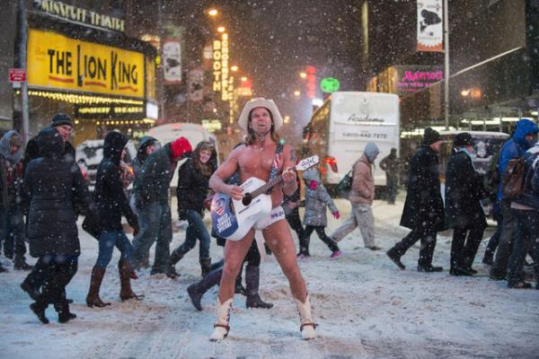 'plak Kovboy' olarak bilinen Robert Burck, Times Square, New York sokaklarnda bir kar frtnas gerekletirirken DARREN ORNITZ/REUTERS
