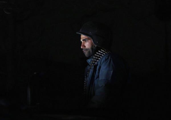 Kabil'de bir Afgan polisi patlama yerinde, olanlar izlerken. MOHAMMAD ISMAIL/REUTERS