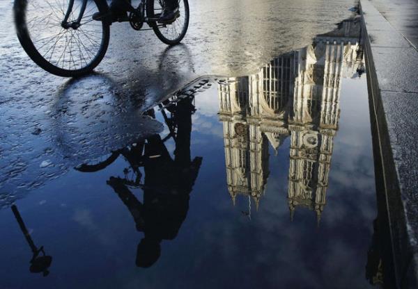 Londra'da Westminster Abbey'den geerken bir bisikletinin su birikintisi iine yanstlm grnts. LUKE MACGREGOR/REUTERS