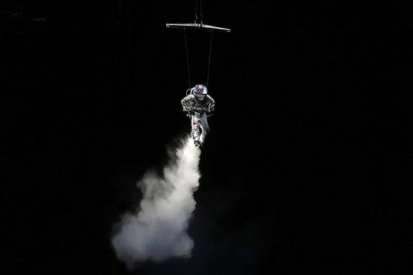 Bir adam, 21. "Santiago Mil" Uluslararas Tiyatro Festivali'nde AirTVshow srasnda performansn gerekletiriyor. IVAN ALVARADO / REUTERS