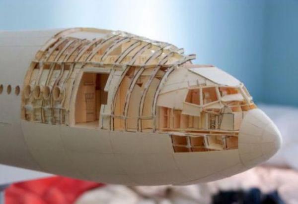 Uygulama vastasyla Boeing 777?nin taslana uygun olarak uak paralarn dizayn eden Stewart, daha sonra bu paralar birletirerek yol almaya alyor.