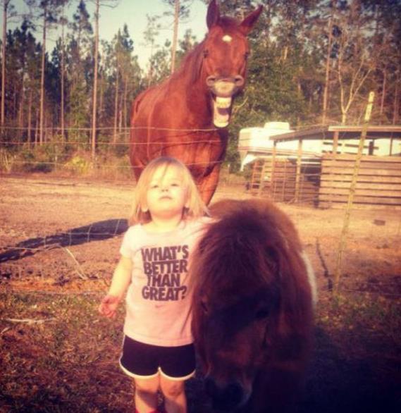 Byle anlarda ekilen ve adna 'photobomb' denilen fotoraflar ise internette tklanma rekorlar kryor