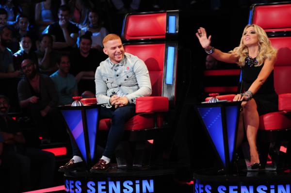 Bu benim zel hayatmdr, i dnyamdr; paylamaktan da holanmam. Benim hayatm gkkua gibi, bin tane ey var. Ben onlarn dnd Mslman olamam." Baka birinin, kendisi adna hesap ap, onun azndan konumasn dpedz tuhaf buluyor. Tuhaf da deil, sama: