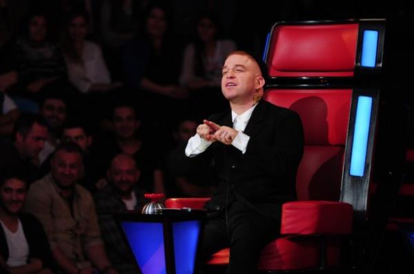 Yaadklar baheli ev, babalarnn eczanesi, Fenerbahe Stad ve Akmar Pasaj arasnda geen ilk genlikleri deseniz, baka trden bir adrenalin patlamas: "Hayatmn hem en elenceli hem en skntl zamanlarn okulda yaadm diyebilirim. Hapis gibi gelirdi bana okul. Hl da sevmem. Bizim lkemizdeki korkun eitim mfredat, bireyin bilgilenmesi deil, bilgilenmemesi iin yaratlm.