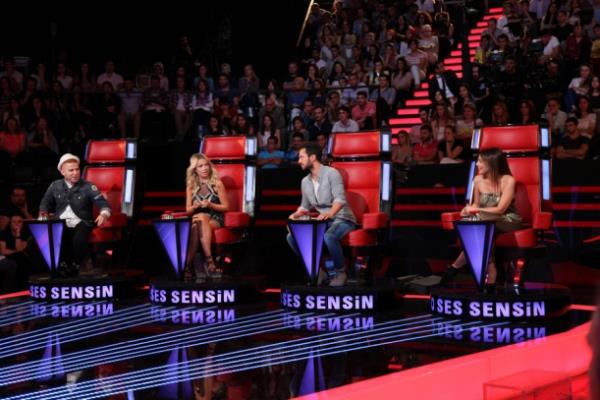 "Bence bir insan, inan sisteminden dolay da alklanmamal ayrca. Bravoluk bir ey deil bu. Ben Mslmanm, br Budist, br Musevi... Her ey insanlarn bak alarnda gizli, niye tepki duyalm ya da alklayalm ki? nsan olduu iin sevsin insanlar birbirini..."