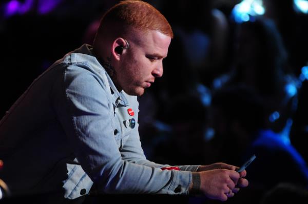 "Dedem hafzd; babam be vakit namaz klard.  dnyam bir anlatrsam, herkesin kafasnda bir orba oluur. Herkesin bir srl taraf vardr. Ben byle bir ey aklayacak olsam, bu ekilde aklamam. Senelerdir yaadm bir i dnyam varsa; onu, 'O Ses Trkiye' gndemiyle sunacak halim yok.