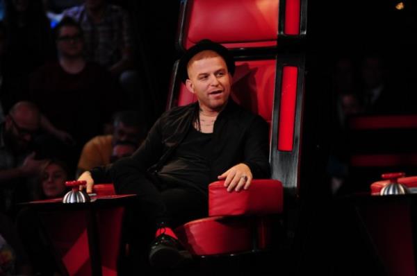 Gkhan ve Hakan zouz kardeler, annelerinin karnndan drt dakika arayla, doum srasnda birbirlerini tekmeledikleri iin morarm gzle km ift yumurta ikizleri malum...  'Haylaz' sfat ok hafif kaar, nc snfta sabr iflas eden okul ynetiminin, ebeveynlerine yalvarp, "Aln bu ocuklar" demesiyle, bildiiniz okuldan atlmlklar var.