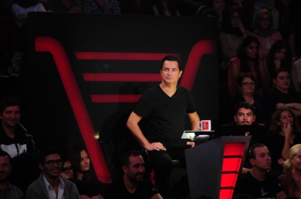 Hakan, 'Ben askere gideyim' dedi. Ben de beraber gidecektim fakat olamad. Baba vefat edince, ikizleri birlikte almyorlar. Ben de yle olunca Londra'ya gittim. Askerlikten sonra Hakan da geldi.