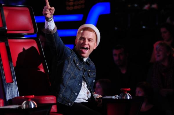 Konutuka alyor; ark yarmasndan bahsederken tasavvuftan dem vurmaya balyor; stanbul'dan laflarken Wivienne Westwood'dan, punk'dan...  Konular boyu dalyor, dalyor; sonra "Biz bu lafa nerden gelmitik?" diye soruyor glerek. Endieye mahal yok oysa: Braknz dank kalsn. Dankl, kendi btnlnde gayet derli toplu; saf, anlalr, net zira: Gkhan ite!