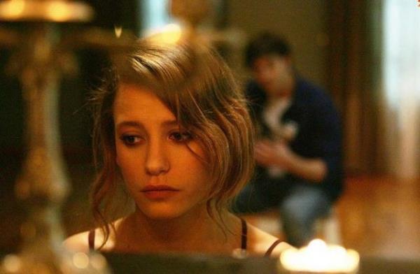 Dizinin reytingleri artnca gzel oyuncu Serenay Sarkaya da fiyatna zam yapt.