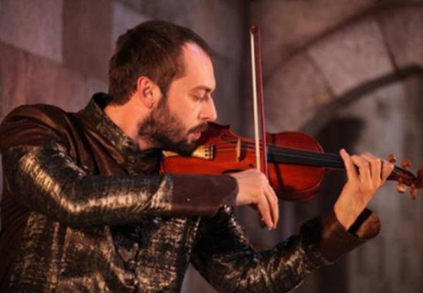 Yalabk, diziden blm bana 8 bin lira alyordu. Ama bir sre sonra canlandrd karakter de seyirci tarafndan benimsenince cretine zam yaplmasn talep etti.